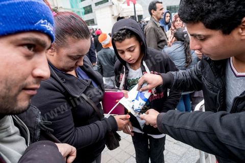 14 janvier 2017 : de jeunes tunisiens brulent un drapeau du parti Ennahdha. Les tunisiens fêtent dans une certaine morosité le 6ème anniversaire de la Révolution sur l'avenue Habib Bourguiba à Tunis. Peu de responsables politiques et d'organisations ont célébré samedi en Tunisie le 6e anniversaire de la révolution du 14 janvier 2011, alors qu'un certain désenchantement se manifeste à travers le pays.