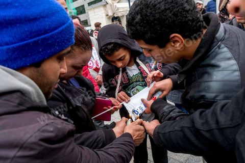 14 janvier 2017 : de jeunes tunisiens brulent un drapeau du parti Ennahdha. Les tunisiens fêtent dans une certaine morosité le 6ème anniversaire de la Révolution sur l'avenue Habib Bourguiba à Tunis. Peu de responsables politiques et d'organisations ont célébré samedi en Tunisie le 6e anniversaire de la révolution du 14 janvier 2011, alors qu'un certain désenchantement se manifeste à travers le pays.
