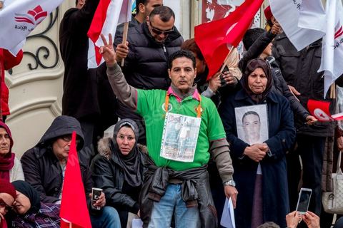 14 janvier 2017 : les tunisiens fêtent dans une certaine morosité le 6ème anniversaire de la Révolution sur l'avenue Habib Bourguiba à Tunis. Peu de responsables politiques et d'organisations ont célébré samedi en Tunisie le 6e anniversaire de la révolution du 14 janvier 2011, alors qu'un certain désenchantement se manifeste à travers le pays.