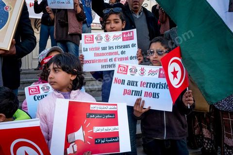 5 février 2017 : à l'appel d'associations citoyennes une centaine de tunisiens se sont réunis sur l'avenue Habib Bourguiba à Tunis pour manifetser leur rejet concernant le retour des terroristes tunisiens en Syrie, Irak ou Libye sur le territoire tunisien. Parmis les slogans une pancarte dénoncée les états occidentaux "La Tunisie n'est pas la poubelle de la France, les daeschiens vous les avez fabriqués, vous assumez leur sort" message à l'intention aussi des allemands, anglais et américains.