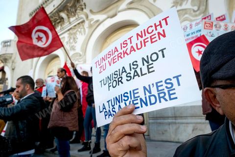 5 février 2017 : à l'appel d'associations citoyennes une centaine de tunisiens se sont réunis sur l'avenue Habib Bourguiba à Tunis pour manifetser leur rejet concernant le retour des terroristes tunisiens en Syrie, Irak ou Libye sur le territoire tunisien. Parmis les slogans une pancarte dénoncée les états occidentaux "La Tunisie n'est pas la poubelle de la France, les daeschiens vous les avez fabriqués, vous assumez leur sort" message à l'intention aussi des allemands, anglais et américains.