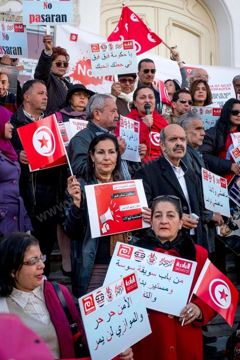 5 février 2017 : à l'appel d'associations citoyennes une centaine de tunisiens se sont réunis sur l'avenue Habib Bourguiba à Tunis pour manifetser leur rejet concernant le retour des terroristes tunisiens en Syrie, Irak ou Libye sur le territoire tunisien. Parmis les slogans une pancarte dénoncée les états occidentaux "La Tunisie n'est pas la poubelle de la France, les daeschiens vous les avez fabriqués, vous assumez leur sort" message à l'intention aussi des allemands, anglais et américains.