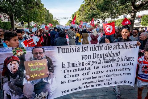 5 février 2017 : à l'appel d'associations citoyennes une centaine de tunisiens se sont réunis sur l'avenue Habib Bourguiba à Tunis pour manifetser leur rejet concernant le retour des terroristes tunisiens en Syrie, Irak ou Libye sur le territoire tunisien. Parmis les slogans une pancarte dénoncée les états occidentaux "La Tunisie n'est pas la poubelle de la France, les daeschiens vous les avez fabriqués, vous assumez leur sort" message à l'intention aussi des allemands, anglais et américains.