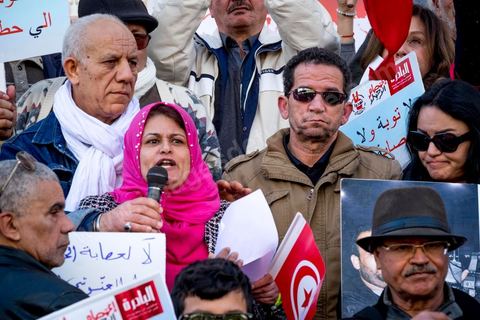 5 février 2017 : à l'appel d'associations citoyennes une centaine de tunisiens se sont réunis sur l'avenue Habib Bourguiba à Tunis pour manifetser leur rejet concernant le retour des terroristes tunisiens en Syrie, Irak ou Libye sur le territoire tunisien. Parmis les slogans une pancarte dénoncée les états occidentaux "La Tunisie n'est pas la poubelle de la France, les daeschiens vous les avez fabriqués, vous assumez leur sort" message à l'intention aussi des allemands, anglais et américains.