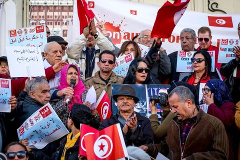 5 février 2017 : à l'appel d'associations citoyennes une centaine de tunisiens se sont réunis sur l'avenue Habib Bourguiba à Tunis pour manifetser leur rejet concernant le retour des terroristes tunisiens en Syrie, Irak ou Libye sur le territoire tunisien. Parmis les slogans une pancarte dénoncée les états occidentaux "La Tunisie n'est pas la poubelle de la France, les daeschiens vous les avez fabriqués, vous assumez leur sort" message à l'intention aussi des allemands, anglais et américains.