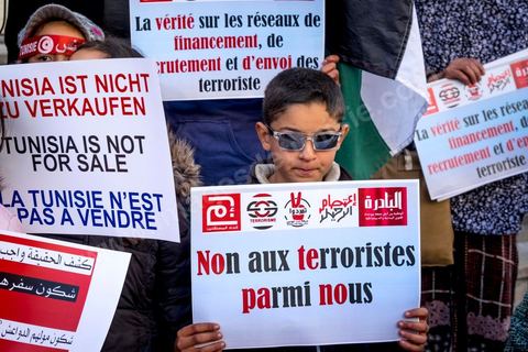 5 février 2017 : à l'appel d'associations citoyennes une centaine de tunisiens se sont réunis sur l'avenue Habib Bourguiba à Tunis pour manifetser leur rejet concernant le retour des terroristes tunisiens en Syrie, Irak ou Libye sur le territoire tunisien. Parmis les slogans une pancarte dénoncée les états occidentaux "La Tunisie n'est pas la poubelle de la France, les daeschiens vous les avez fabriqués, vous assumez leur sort" message à l'intention aussi des allemands, anglais et américains.
