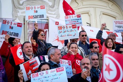 5 février 2017 : à l'appel d'associations citoyennes une centaine de tunisiens se sont réunis sur l'avenue Habib Bourguiba à Tunis pour manifetser leur rejet concernant le retour des terroristes tunisiens en Syrie, Irak ou Libye sur le territoire tunisien. Parmis les slogans une pancarte dénoncée les états occidentaux "La Tunisie n'est pas la poubelle de la France, les daeschiens vous les avez fabriqués, vous assumez leur sort" message à l'intention aussi des allemands, anglais et américains.