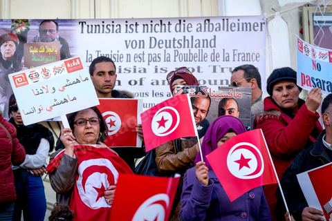 5 février 2017 : à l'appel d'associations citoyennes une centaine de tunisiens se sont réunis sur l'avenue Habib Bourguiba à Tunis pour manifetser leur rejet concernant le retour des terroristes tunisiens en Syrie, Irak ou Libye sur le territoire tunisien. Parmis les slogans une pancarte dénoncée les états occidentaux "La Tunisie n'est pas la poubelle de la France, les daeschiens vous les avez fabriqués, vous assumez leur sort" message à l'intention aussi des allemands, anglais et américains.
