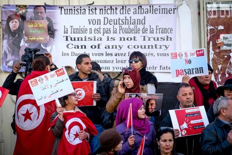 5 février 2017 : à l'appel d'associations citoyennes une centaine de tunisiens se sont réunis sur l'avenue Habib Bourguiba à Tunis pour manifetser leur rejet concernant le retour des terroristes tunisiens en Syrie, Irak ou Libye sur le territoire tunisien. Parmis les slogans une pancarte dénoncée les états occidentaux "La Tunisie n'est pas la poubelle de la France, les daeschiens vous les avez fabriqués, vous assumez leur sort" message à l'intention aussi des allemands, anglais et américains.