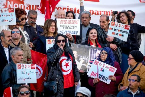 5 février 2017 : à l'appel d'associations citoyennes une centaine de tunisiens se sont réunis sur l'avenue Habib Bourguiba à Tunis pour manifetser leur rejet concernant le retour des terroristes tunisiens en Syrie, Irak ou Libye sur le territoire tunisien. Parmis les slogans une pancarte dénoncée les états occidentaux "La Tunisie n'est pas la poubelle de la France, les daeschiens vous les avez fabriqués, vous assumez leur sort" message à l'intention aussi des allemands, anglais et américains.