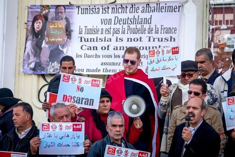 5 février 2017 : à l'appel d'associations citoyennes une centaine de tunisiens se sont réunis sur l'avenue Habib Bourguiba à Tunis pour manifetser leur rejet concernant le retour des terroristes tunisiens en Syrie, Irak ou Libye sur le territoire tunisien. Parmis les slogans une pancarte dénoncée les états occidentaux "La Tunisie n'est pas la poubelle de la France, les daeschiens vous les avez fabriqués, vous assumez leur sort" message à l'intention aussi des allemands, anglais et américains.