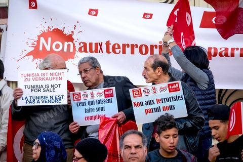 5 février 2017 : à l'appel d'associations citoyennes une centaine de tunisiens se sont réunis sur l'avenue Habib Bourguiba à Tunis pour manifetser leur rejet concernant le retour des terroristes tunisiens en Syrie, Irak ou Libye sur le territoire tunisien. Parmis les slogans une pancarte dénoncée les états occidentaux "La Tunisie n'est pas la poubelle de la France, les daeschiens vous les avez fabriqués, vous assumez leur sort" message à l'intention aussi des allemands, anglais et américains.
