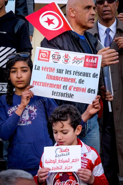 5 février 2017 : à l'appel d'associations citoyennes une centaine de tunisiens se sont réunis sur l'avenue Habib Bourguiba à Tunis pour manifetser leur rejet concernant le retour des terroristes tunisiens en Syrie, Irak ou Libye sur le territoire tunisien. Parmis les slogans une pancarte dénoncée les états occidentaux "La Tunisie n'est pas la poubelle de la France, les daeschiens vous les avez fabriqués, vous assumez leur sort" message à l'intention aussi des allemands, anglais et américains.