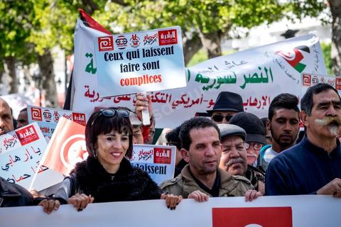 5 février 2017 : à l'appel d'associations citoyennes une centaine de tunisiens se sont réunis sur l'avenue Habib Bourguiba à Tunis pour manifetser leur rejet concernant le retour des terroristes tunisiens en Syrie, Irak ou Libye sur le territoire tunisien. Parmis les slogans une pancarte dénoncée les états occidentaux "La Tunisie n'est pas la poubelle de la France, les daeschiens vous les avez fabriqués, vous assumez leur sort" message à l'intention aussi des allemands, anglais et américains.