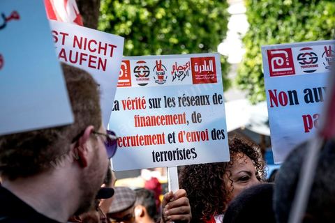 5 février 2017 : à l'appel d'associations citoyennes une centaine de tunisiens se sont réunis sur l'avenue Habib Bourguiba à Tunis pour manifetser leur rejet concernant le retour des terroristes tunisiens en Syrie, Irak ou Libye sur le territoire tunisien. Parmis les slogans une pancarte dénoncée les états occidentaux "La Tunisie n'est pas la poubelle de la France, les daeschiens vous les avez fabriqués, vous assumez leur sort" message à l'intention aussi des allemands, anglais et américains.