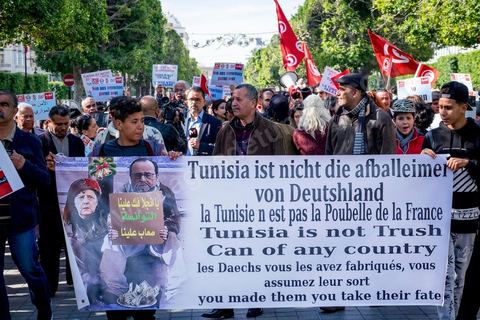 5 février 2017 : à l'appel d'associations citoyennes une centaine de tunisiens se sont réunis sur l'avenue Habib Bourguiba à Tunis pour manifetser leur rejet concernant le retour des terroristes tunisiens en Syrie, Irak ou Libye sur le territoire tunisien. Parmis les slogans une pancarte dénoncée les états occidentaux "La Tunisie n'est pas la poubelle de la France, les daeschiens vous les avez fabriqués, vous assumez leur sort" message à l'intention aussi des allemands, anglais et américains.
