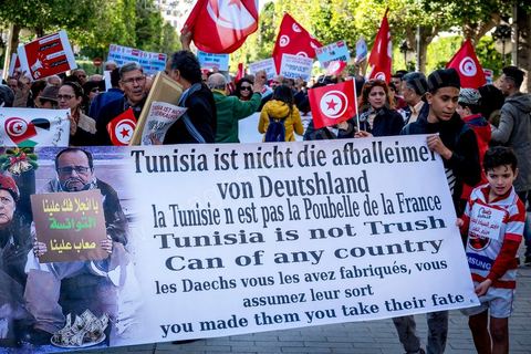 5 février 2017 : à l'appel d'associations citoyennes une centaine de tunisiens se sont réunis sur l'avenue Habib Bourguiba à Tunis pour manifetser leur rejet concernant le retour des terroristes tunisiens en Syrie, Irak ou Libye sur le territoire tunisien. Parmis les slogans une pancarte dénoncée les états occidentaux "La Tunisie n'est pas la poubelle de la France, les daeschiens vous les avez fabriqués, vous assumez leur sort" message à l'intention aussi des allemands, anglais et américains.