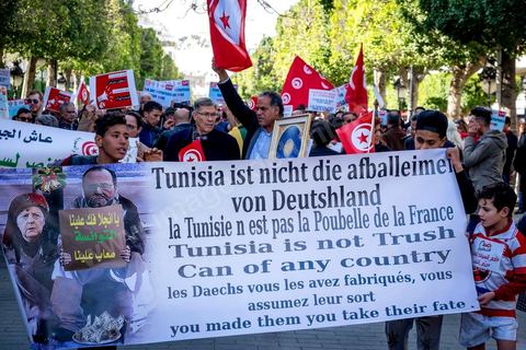 5 février 2017 : à l'appel d'associations citoyennes une centaine de tunisiens se sont réunis sur l'avenue Habib Bourguiba à Tunis pour manifetser leur rejet concernant le retour des terroristes tunisiens en Syrie, Irak ou Libye sur le territoire tunisien. Parmis les slogans une pancarte dénoncée les états occidentaux "La Tunisie n'est pas la poubelle de la France, les daeschiens vous les avez fabriqués, vous assumez leur sort" message à l'intention aussi des allemands, anglais et américains.