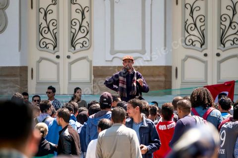 13 et 14 avril 2017 : manifestation des étudiants en droit sur l'avenue Habib Bourguiba. En grève depuis plusieurs jours, les étudiants en droit sont rejoints, le 14 avril, par ceux des autres universités pour une grève générale annoncée par l'UGET, le principal syndicat étudiant et ce afin de dénoncer des "violences policières" qui ont eu lieu mardi lors d'une manifestation des étudiants en droit à La Kasbah.Cette décision est le résultat d'une série d’événements qui ont éclaté après que le ministère de la Justice et la présidence du gouvernement ont émis un décret (345) selon lequel seuls les étudiants titulaires d’un master peuvent passer le concours national pour accéder à l'Institut Supérieur de la Magistrature (ISM). Les forces de sécurité tunisiennes ont interdit, vendredi, à des centaines d'étudiants des facultés de droit, l'accès au siège du ministère de l'Intérieur, lors d'une manifestation organisée à l’avenue Habib Bourguiba, au centre de la capitale, Tunis. Les protestataires exigent du ministère de la Justice l’annulation de mesures réglementant l'entrée à l'Institut Supérieur de la Magistrature.