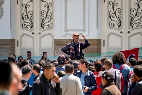 13 et 14 avril 2017 : manifestation des étudiants en droit sur l'avenue Habib Bourguiba. En grève depuis plusieurs jours, les étudiants en droit sont rejoints, le 14 avril, par ceux des autres universités pour une grève générale annoncée par l'UGET, le principal syndicat étudiant et ce afin de dénoncer des "violences policières" qui ont eu lieu mardi lors d'une manifestation des étudiants en droit à La Kasbah.Cette décision est le résultat d'une série d’événements qui ont éclaté après que le ministère de la Justice et la présidence du gouvernement ont émis un décret (345) selon lequel seuls les étudiants titulaires d’un master peuvent passer le concours national pour accéder à l'Institut Supérieur de la Magistrature (ISM). Les forces de sécurité tunisiennes ont interdit, vendredi, à des centaines d'étudiants des facultés de droit, l'accès au siège du ministère de l'Intérieur, lors d'une manifestation organisée à l’avenue Habib Bourguiba, au centre de la capitale, Tunis. Les protestataires exigent du ministère de la Justice l’annulation de mesures réglementant l'entrée à l'Institut Supérieur de la Magistrature.