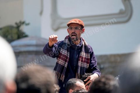 13 et 14 avril 2017 : manifestation des étudiants en droit sur l'avenue Habib Bourguiba. En grève depuis plusieurs jours, les étudiants en droit sont rejoints, le 14 avril, par ceux des autres universités pour une grève générale annoncée par l'UGET, le principal syndicat étudiant et ce afin de dénoncer des "violences policières" qui ont eu lieu mardi lors d'une manifestation des étudiants en droit à La Kasbah.Cette décision est le résultat d'une série d’événements qui ont éclaté après que le ministère de la Justice et la présidence du gouvernement ont émis un décret (345) selon lequel seuls les étudiants titulaires d’un master peuvent passer le concours national pour accéder à l'Institut Supérieur de la Magistrature (ISM). Les forces de sécurité tunisiennes ont interdit, vendredi, à des centaines d'étudiants des facultés de droit, l'accès au siège du ministère de l'Intérieur, lors d'une manifestation organisée à l’avenue Habib Bourguiba, au centre de la capitale, Tunis. Les protestataires exigent du ministère de la Justice l’annulation de mesures réglementant l'entrée à l'Institut Supérieur de la Magistrature.