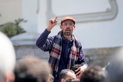 13 et 14 avril 2017 : manifestation des étudiants en droit sur l'avenue Habib Bourguiba. En grève depuis plusieurs jours, les étudiants en droit sont rejoints, le 14 avril, par ceux des autres universités pour une grève générale annoncée par l'UGET, le principal syndicat étudiant et ce afin de dénoncer des "violences policières" qui ont eu lieu mardi lors d'une manifestation des étudiants en droit à La Kasbah.Cette décision est le résultat d'une série d’événements qui ont éclaté après que le ministère de la Justice et la présidence du gouvernement ont émis un décret (345) selon lequel seuls les étudiants titulaires d’un master peuvent passer le concours national pour accéder à l'Institut Supérieur de la Magistrature (ISM). Les forces de sécurité tunisiennes ont interdit, vendredi, à des centaines d'étudiants des facultés de droit, l'accès au siège du ministère de l'Intérieur, lors d'une manifestation organisée à l’avenue Habib Bourguiba, au centre de la capitale, Tunis. Les protestataires exigent du ministère de la Justice l’annulation de mesures réglementant l'entrée à l'Institut Supérieur de la Magistrature.
