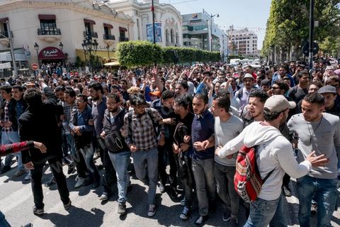 13 et 14 avril 2017 : manifestation des étudiants en droit sur l'avenue Habib Bourguiba. En grève depuis plusieurs jours, les étudiants en droit sont rejoints, le 14 avril, par ceux des autres universités pour une grève générale annoncée par l'UGET, le principal syndicat étudiant et ce afin de dénoncer des "violences policières" qui ont eu lieu mardi lors d'une manifestation des étudiants en droit à La Kasbah.Cette décision est le résultat d'une série d’événements qui ont éclaté après que le ministère de la Justice et la présidence du gouvernement ont émis un décret (345) selon lequel seuls les étudiants titulaires d’un master peuvent passer le concours national pour accéder à l'Institut Supérieur de la Magistrature (ISM). Les forces de sécurité tunisiennes ont interdit, vendredi, à des centaines d'étudiants des facultés de droit, l'accès au siège du ministère de l'Intérieur, lors d'une manifestation organisée à l’avenue Habib Bourguiba, au centre de la capitale, Tunis. Les protestataires exigent du ministère de la Justice l’annulation de mesures réglementant l'entrée à l'Institut Supérieur de la Magistrature.