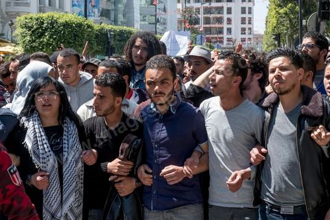 13 et 14 avril 2017 : manifestation des étudiants en droit sur l'avenue Habib Bourguiba. En grève depuis plusieurs jours, les étudiants en droit sont rejoints, le 14 avril, par ceux des autres universités pour une grève générale annoncée par l'UGET, le principal syndicat étudiant et ce afin de dénoncer des "violences policières" qui ont eu lieu mardi lors d'une manifestation des étudiants en droit à La Kasbah.Cette décision est le résultat d'une série d’événements qui ont éclaté après que le ministère de la Justice et la présidence du gouvernement ont émis un décret (345) selon lequel seuls les étudiants titulaires d’un master peuvent passer le concours national pour accéder à l'Institut Supérieur de la Magistrature (ISM). Les forces de sécurité tunisiennes ont interdit, vendredi, à des centaines d'étudiants des facultés de droit, l'accès au siège du ministère de l'Intérieur, lors d'une manifestation organisée à l’avenue Habib Bourguiba, au centre de la capitale, Tunis. Les protestataires exigent du ministère de la Justice l’annulation de mesures réglementant l'entrée à l'Institut Supérieur de la Magistrature.
