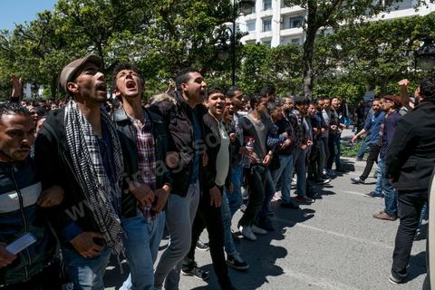 13 et 14 avril 2017 : manifestation des étudiants en droit sur l'avenue Habib Bourguiba. En grève depuis plusieurs jours, les étudiants en droit sont rejoints, le 14 avril, par ceux des autres universités pour une grève générale annoncée par l'UGET, le principal syndicat étudiant et ce afin de dénoncer des "violences policières" qui ont eu lieu mardi lors d'une manifestation des étudiants en droit à La Kasbah.Cette décision est le résultat d'une série d’événements qui ont éclaté après que le ministère de la Justice et la présidence du gouvernement ont émis un décret (345) selon lequel seuls les étudiants titulaires d’un master peuvent passer le concours national pour accéder à l'Institut Supérieur de la Magistrature (ISM). Les forces de sécurité tunisiennes ont interdit, vendredi, à des centaines d'étudiants des facultés de droit, l'accès au siège du ministère de l'Intérieur, lors d'une manifestation organisée à l’avenue Habib Bourguiba, au centre de la capitale, Tunis. Les protestataires exigent du ministère de la Justice l’annulation de mesures réglementant l'entrée à l'Institut Supérieur de la Magistrature.