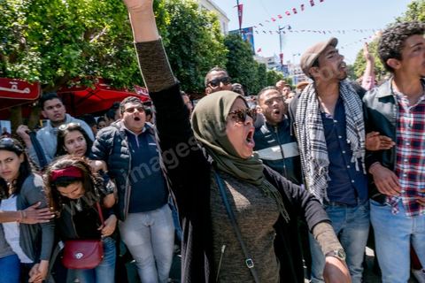 13 et 14 avril 2017 : manifestation des étudiants en droit sur l'avenue Habib Bourguiba. En grève depuis plusieurs jours, les étudiants en droit sont rejoints, le 14 avril, par ceux des autres universités pour une grève générale annoncée par l'UGET, le principal syndicat étudiant et ce afin de dénoncer des "violences policières" qui ont eu lieu mardi lors d'une manifestation des étudiants en droit à La Kasbah.Cette décision est le résultat d'une série d’événements qui ont éclaté après que le ministère de la Justice et la présidence du gouvernement ont émis un décret (345) selon lequel seuls les étudiants titulaires d’un master peuvent passer le concours national pour accéder à l'Institut Supérieur de la Magistrature (ISM). Les forces de sécurité tunisiennes ont interdit, vendredi, à des centaines d'étudiants des facultés de droit, l'accès au siège du ministère de l'Intérieur, lors d'une manifestation organisée à l’avenue Habib Bourguiba, au centre de la capitale, Tunis. Les protestataires exigent du ministère de la Justice l’annulation de mesures réglementant l'entrée à l'Institut Supérieur de la Magistrature.