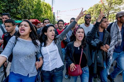 13 et 14 avril 2017 : manifestation des étudiants en droit sur l'avenue Habib Bourguiba. En grève depuis plusieurs jours, les étudiants en droit sont rejoints, le 14 avril, par ceux des autres universités pour une grève générale annoncée par l'UGET, le principal syndicat étudiant et ce afin de dénoncer des "violences policières" qui ont eu lieu mardi lors d'une manifestation des étudiants en droit à La Kasbah.Cette décision est le résultat d'une série d’événements qui ont éclaté après que le ministère de la Justice et la présidence du gouvernement ont émis un décret (345) selon lequel seuls les étudiants titulaires d’un master peuvent passer le concours national pour accéder à l'Institut Supérieur de la Magistrature (ISM). Les forces de sécurité tunisiennes ont interdit, vendredi, à des centaines d'étudiants des facultés de droit, l'accès au siège du ministère de l'Intérieur, lors d'une manifestation organisée à l’avenue Habib Bourguiba, au centre de la capitale, Tunis. Les protestataires exigent du ministère de la Justice l’annulation de mesures réglementant l'entrée à l'Institut Supérieur de la Magistrature.