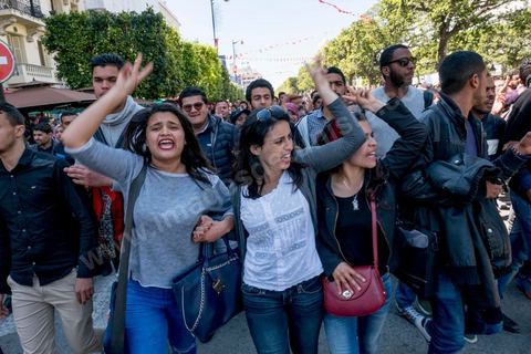 13 et 14 avril 2017 : manifestation des étudiants en droit sur l'avenue Habib Bourguiba. En grève depuis plusieurs jours, les étudiants en droit sont rejoints, le 14 avril, par ceux des autres universités pour une grève générale annoncée par l'UGET, le principal syndicat étudiant et ce afin de dénoncer des "violences policières" qui ont eu lieu mardi lors d'une manifestation des étudiants en droit à La Kasbah.Cette décision est le résultat d'une série d’événements qui ont éclaté après que le ministère de la Justice et la présidence du gouvernement ont émis un décret (345) selon lequel seuls les étudiants titulaires d’un master peuvent passer le concours national pour accéder à l'Institut Supérieur de la Magistrature (ISM). Les forces de sécurité tunisiennes ont interdit, vendredi, à des centaines d'étudiants des facultés de droit, l'accès au siège du ministère de l'Intérieur, lors d'une manifestation organisée à l’avenue Habib Bourguiba, au centre de la capitale, Tunis. Les protestataires exigent du ministère de la Justice l’annulation de mesures réglementant l'entrée à l'Institut Supérieur de la Magistrature.