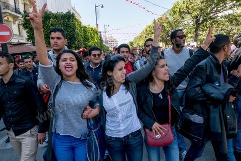 13 et 14 avril 2017 : manifestation des étudiants en droit sur l'avenue Habib Bourguiba. En grève depuis plusieurs jours, les étudiants en droit sont rejoints, le 14 avril, par ceux des autres universités pour une grève générale annoncée par l'UGET, le principal syndicat étudiant et ce afin de dénoncer des "violences policières" qui ont eu lieu mardi lors d'une manifestation des étudiants en droit à La Kasbah.Cette décision est le résultat d'une série d’événements qui ont éclaté après que le ministère de la Justice et la présidence du gouvernement ont émis un décret (345) selon lequel seuls les étudiants titulaires d’un master peuvent passer le concours national pour accéder à l'Institut Supérieur de la Magistrature (ISM). Les forces de sécurité tunisiennes ont interdit, vendredi, à des centaines d'étudiants des facultés de droit, l'accès au siège du ministère de l'Intérieur, lors d'une manifestation organisée à l’avenue Habib Bourguiba, au centre de la capitale, Tunis. Les protestataires exigent du ministère de la Justice l’annulation de mesures réglementant l'entrée à l'Institut Supérieur de la Magistrature.