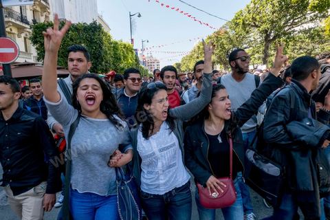 13 et 14 avril 2017 : manifestation des étudiants en droit sur l'avenue Habib Bourguiba. En grève depuis plusieurs jours, les étudiants en droit sont rejoints, le 14 avril, par ceux des autres universités pour une grève générale annoncée par l'UGET, le principal syndicat étudiant et ce afin de dénoncer des "violences policières" qui ont eu lieu mardi lors d'une manifestation des étudiants en droit à La Kasbah.Cette décision est le résultat d'une série d’événements qui ont éclaté après que le ministère de la Justice et la présidence du gouvernement ont émis un décret (345) selon lequel seuls les étudiants titulaires d’un master peuvent passer le concours national pour accéder à l'Institut Supérieur de la Magistrature (ISM). Les forces de sécurité tunisiennes ont interdit, vendredi, à des centaines d'étudiants des facultés de droit, l'accès au siège du ministère de l'Intérieur, lors d'une manifestation organisée à l’avenue Habib Bourguiba, au centre de la capitale, Tunis. Les protestataires exigent du ministère de la Justice l’annulation de mesures réglementant l'entrée à l'Institut Supérieur de la Magistrature.