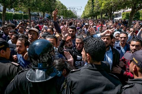 13 et 14 avril 2017 : manifestation des étudiants en droit sur l'avenue Habib Bourguiba. En grève depuis plusieurs jours, les étudiants en droit sont rejoints, le 14 avril, par ceux des autres universités pour une grève générale annoncée par l'UGET, le principal syndicat étudiant et ce afin de dénoncer des "violences policières" qui ont eu lieu mardi lors d'une manifestation des étudiants en droit à La Kasbah.Cette décision est le résultat d'une série d’événements qui ont éclaté après que le ministère de la Justice et la présidence du gouvernement ont émis un décret (345) selon lequel seuls les étudiants titulaires d’un master peuvent passer le concours national pour accéder à l'Institut Supérieur de la Magistrature (ISM). Les forces de sécurité tunisiennes ont interdit, vendredi, à des centaines d'étudiants des facultés de droit, l'accès au siège du ministère de l'Intérieur, lors d'une manifestation organisée à l’avenue Habib Bourguiba, au centre de la capitale, Tunis. Les protestataires exigent du ministère de la Justice l’annulation de mesures réglementant l'entrée à l'Institut Supérieur de la Magistrature.