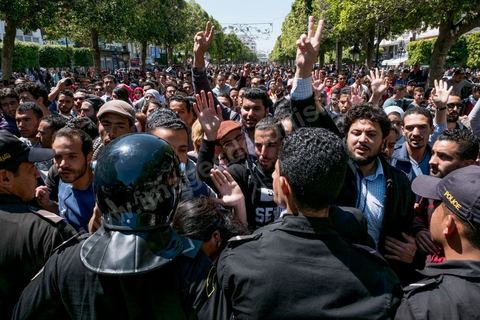 13 et 14 avril 2017 : manifestation des étudiants en droit sur l'avenue Habib Bourguiba. En grève depuis plusieurs jours, les étudiants en droit sont rejoints, le 14 avril, par ceux des autres universités pour une grève générale annoncée par l'UGET, le principal syndicat étudiant et ce afin de dénoncer des "violences policières" qui ont eu lieu mardi lors d'une manifestation des étudiants en droit à La Kasbah.Cette décision est le résultat d'une série d’événements qui ont éclaté après que le ministère de la Justice et la présidence du gouvernement ont émis un décret (345) selon lequel seuls les étudiants titulaires d’un master peuvent passer le concours national pour accéder à l'Institut Supérieur de la Magistrature (ISM). Les forces de sécurité tunisiennes ont interdit, vendredi, à des centaines d'étudiants des facultés de droit, l'accès au siège du ministère de l'Intérieur, lors d'une manifestation organisée à l’avenue Habib Bourguiba, au centre de la capitale, Tunis. Les protestataires exigent du ministère de la Justice l’annulation de mesures réglementant l'entrée à l'Institut Supérieur de la Magistrature.