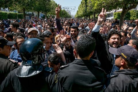 13 et 14 avril 2017 : manifestation des étudiants en droit sur l'avenue Habib Bourguiba. En grève depuis plusieurs jours, les étudiants en droit sont rejoints, le 14 avril, par ceux des autres universités pour une grève générale annoncée par l'UGET, le principal syndicat étudiant et ce afin de dénoncer des "violences policières" qui ont eu lieu mardi lors d'une manifestation des étudiants en droit à La Kasbah.Cette décision est le résultat d'une série d’événements qui ont éclaté après que le ministère de la Justice et la présidence du gouvernement ont émis un décret (345) selon lequel seuls les étudiants titulaires d’un master peuvent passer le concours national pour accéder à l'Institut Supérieur de la Magistrature (ISM). Les forces de sécurité tunisiennes ont interdit, vendredi, à des centaines d'étudiants des facultés de droit, l'accès au siège du ministère de l'Intérieur, lors d'une manifestation organisée à l’avenue Habib Bourguiba, au centre de la capitale, Tunis. Les protestataires exigent du ministère de la Justice l’annulation de mesures réglementant l'entrée à l'Institut Supérieur de la Magistrature.