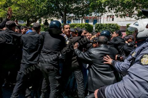 13 et 14 avril 2017 : manifestation des étudiants en droit sur l'avenue Habib Bourguiba. En grève depuis plusieurs jours, les étudiants en droit sont rejoints, le 14 avril, par ceux des autres universités pour une grève générale annoncée par l'UGET, le principal syndicat étudiant et ce afin de dénoncer des "violences policières" qui ont eu lieu mardi lors d'une manifestation des étudiants en droit à La Kasbah.Cette décision est le résultat d'une série d’événements qui ont éclaté après que le ministère de la Justice et la présidence du gouvernement ont émis un décret (345) selon lequel seuls les étudiants titulaires d’un master peuvent passer le concours national pour accéder à l'Institut Supérieur de la Magistrature (ISM). Les forces de sécurité tunisiennes ont interdit, vendredi, à des centaines d'étudiants des facultés de droit, l'accès au siège du ministère de l'Intérieur, lors d'une manifestation organisée à l’avenue Habib Bourguiba, au centre de la capitale, Tunis. Les protestataires exigent du ministère de la Justice l’annulation de mesures réglementant l'entrée à l'Institut Supérieur de la Magistrature.