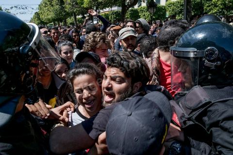 13 et 14 avril 2017 : manifestation des étudiants en droit sur l'avenue Habib Bourguiba. En grève depuis plusieurs jours, les étudiants en droit sont rejoints, le 14 avril, par ceux des autres universités pour une grève générale annoncée par l'UGET, le principal syndicat étudiant et ce afin de dénoncer des "violences policières" qui ont eu lieu mardi lors d'une manifestation des étudiants en droit à La Kasbah.Cette décision est le résultat d'une série d’événements qui ont éclaté après que le ministère de la Justice et la présidence du gouvernement ont émis un décret (345) selon lequel seuls les étudiants titulaires d’un master peuvent passer le concours national pour accéder à l'Institut Supérieur de la Magistrature (ISM). Les forces de sécurité tunisiennes ont interdit, vendredi, à des centaines d'étudiants des facultés de droit, l'accès au siège du ministère de l'Intérieur, lors d'une manifestation organisée à l’avenue Habib Bourguiba, au centre de la capitale, Tunis. Les protestataires exigent du ministère de la Justice l’annulation de mesures réglementant l'entrée à l'Institut Supérieur de la Magistrature.