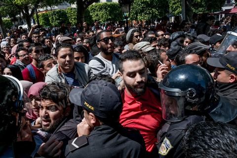 13 et 14 avril 2017 : manifestation des étudiants en droit sur l'avenue Habib Bourguiba. En grève depuis plusieurs jours, les étudiants en droit sont rejoints, le 14 avril, par ceux des autres universités pour une grève générale annoncée par l'UGET, le principal syndicat étudiant et ce afin de dénoncer des "violences policières" qui ont eu lieu mardi lors d'une manifestation des étudiants en droit à La Kasbah.Cette décision est le résultat d'une série d’événements qui ont éclaté après que le ministère de la Justice et la présidence du gouvernement ont émis un décret (345) selon lequel seuls les étudiants titulaires d’un master peuvent passer le concours national pour accéder à l'Institut Supérieur de la Magistrature (ISM). Les forces de sécurité tunisiennes ont interdit, vendredi, à des centaines d'étudiants des facultés de droit, l'accès au siège du ministère de l'Intérieur, lors d'une manifestation organisée à l’avenue Habib Bourguiba, au centre de la capitale, Tunis. Les protestataires exigent du ministère de la Justice l’annulation de mesures réglementant l'entrée à l'Institut Supérieur de la Magistrature.
