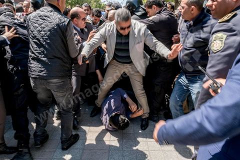 13 et 14 avril 2017 : manifestation des étudiants en droit sur l'avenue Habib Bourguiba. En grève depuis plusieurs jours, les étudiants en droit sont rejoints, le 14 avril, par ceux des autres universités pour une grève générale annoncée par l'UGET, le principal syndicat étudiant et ce afin de dénoncer des "violences policières" qui ont eu lieu mardi lors d'une manifestation des étudiants en droit à La Kasbah.Cette décision est le résultat d'une série d’événements qui ont éclaté après que le ministère de la Justice et la présidence du gouvernement ont émis un décret (345) selon lequel seuls les étudiants titulaires d’un master peuvent passer le concours national pour accéder à l'Institut Supérieur de la Magistrature (ISM). Les forces de sécurité tunisiennes ont interdit, vendredi, à des centaines d'étudiants des facultés de droit, l'accès au siège du ministère de l'Intérieur, lors d'une manifestation organisée à l’avenue Habib Bourguiba, au centre de la capitale, Tunis. Les protestataires exigent du ministère de la Justice l’annulation de mesures réglementant l'entrée à l'Institut Supérieur de la Magistrature.