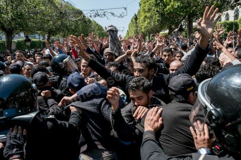 13 et 14 avril 2017 : manifestation des étudiants en droit sur l'avenue Habib Bourguiba. En grève depuis plusieurs jours, les étudiants en droit sont rejoints, le 14 avril, par ceux des autres universités pour une grève générale annoncée par l'UGET, le principal syndicat étudiant et ce afin de dénoncer des "violences policières" qui ont eu lieu mardi lors d'une manifestation des étudiants en droit à La Kasbah.Cette décision est le résultat d'une série d’événements qui ont éclaté après que le ministère de la Justice et la présidence du gouvernement ont émis un décret (345) selon lequel seuls les étudiants titulaires d’un master peuvent passer le concours national pour accéder à l'Institut Supérieur de la Magistrature (ISM). Les forces de sécurité tunisiennes ont interdit, vendredi, à des centaines d'étudiants des facultés de droit, l'accès au siège du ministère de l'Intérieur, lors d'une manifestation organisée à l’avenue Habib Bourguiba, au centre de la capitale, Tunis. Les protestataires exigent du ministère de la Justice l’annulation de mesures réglementant l'entrée à l'Institut Supérieur de la Magistrature.