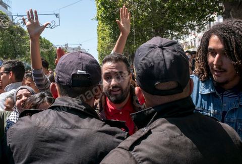 13 et 14 avril 2017 : manifestation des étudiants en droit sur l'avenue Habib Bourguiba. En grève depuis plusieurs jours, les étudiants en droit sont rejoints, le 14 avril, par ceux des autres universités pour une grève générale annoncée par l'UGET, le principal syndicat étudiant et ce afin de dénoncer des "violences policières" qui ont eu lieu mardi lors d'une manifestation des étudiants en droit à La Kasbah.Cette décision est le résultat d'une série d’événements qui ont éclaté après que le ministère de la Justice et la présidence du gouvernement ont émis un décret (345) selon lequel seuls les étudiants titulaires d’un master peuvent passer le concours national pour accéder à l'Institut Supérieur de la Magistrature (ISM). Les forces de sécurité tunisiennes ont interdit, vendredi, à des centaines d'étudiants des facultés de droit, l'accès au siège du ministère de l'Intérieur, lors d'une manifestation organisée à l’avenue Habib Bourguiba, au centre de la capitale, Tunis. Les protestataires exigent du ministère de la Justice l’annulation de mesures réglementant l'entrée à l'Institut Supérieur de la Magistrature.