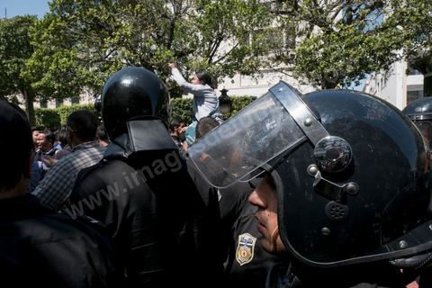 13 et 14 avril 2017 : manifestation des étudiants en droit sur l'avenue Habib Bourguiba. En grève depuis plusieurs jours, les étudiants en droit sont rejoints, le 14 avril, par ceux des autres universités pour une grève générale annoncée par l'UGET, le principal syndicat étudiant et ce afin de dénoncer des "violences policières" qui ont eu lieu mardi lors d'une manifestation des étudiants en droit à La Kasbah.Cette décision est le résultat d'une série d’événements qui ont éclaté après que le ministère de la Justice et la présidence du gouvernement ont émis un décret (345) selon lequel seuls les étudiants titulaires d’un master peuvent passer le concours national pour accéder à l'Institut Supérieur de la Magistrature (ISM). Les forces de sécurité tunisiennes ont interdit, vendredi, à des centaines d'étudiants des facultés de droit, l'accès au siège du ministère de l'Intérieur, lors d'une manifestation organisée à l’avenue Habib Bourguiba, au centre de la capitale, Tunis. Les protestataires exigent du ministère de la Justice l’annulation de mesures réglementant l'entrée à l'Institut Supérieur de la Magistrature.