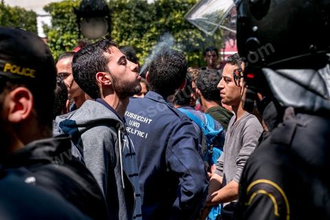 13 et 14 avril 2017 : manifestation des étudiants en droit sur l'avenue Habib Bourguiba. En grève depuis plusieurs jours, les étudiants en droit sont rejoints, le 14 avril, par ceux des autres universités pour une grève générale annoncée par l'UGET, le principal syndicat étudiant et ce afin de dénoncer des "violences policières" qui ont eu lieu mardi lors d'une manifestation des étudiants en droit à La Kasbah.Cette décision est le résultat d'une série d’événements qui ont éclaté après que le ministère de la Justice et la présidence du gouvernement ont émis un décret (345) selon lequel seuls les étudiants titulaires d’un master peuvent passer le concours national pour accéder à l'Institut Supérieur de la Magistrature (ISM). Les forces de sécurité tunisiennes ont interdit, vendredi, à des centaines d'étudiants des facultés de droit, l'accès au siège du ministère de l'Intérieur, lors d'une manifestation organisée à l’avenue Habib Bourguiba, au centre de la capitale, Tunis. Les protestataires exigent du ministère de la Justice l’annulation de mesures réglementant l'entrée à l'Institut Supérieur de la Magistrature.
