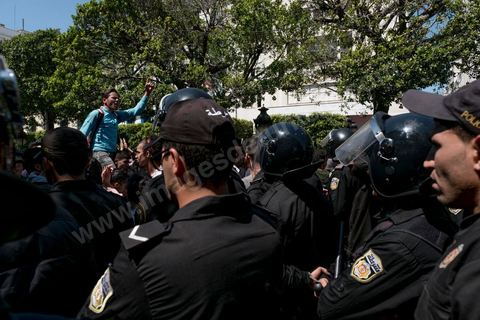13 et 14 avril 2017 : manifestation des étudiants en droit sur l'avenue Habib Bourguiba. En grève depuis plusieurs jours, les étudiants en droit sont rejoints, le 14 avril, par ceux des autres universités pour une grève générale annoncée par l'UGET, le principal syndicat étudiant et ce afin de dénoncer des "violences policières" qui ont eu lieu mardi lors d'une manifestation des étudiants en droit à La Kasbah.Cette décision est le résultat d'une série d’événements qui ont éclaté après que le ministère de la Justice et la présidence du gouvernement ont émis un décret (345) selon lequel seuls les étudiants titulaires d’un master peuvent passer le concours national pour accéder à l'Institut Supérieur de la Magistrature (ISM). Les forces de sécurité tunisiennes ont interdit, vendredi, à des centaines d'étudiants des facultés de droit, l'accès au siège du ministère de l'Intérieur, lors d'une manifestation organisée à l’avenue Habib Bourguiba, au centre de la capitale, Tunis. Les protestataires exigent du ministère de la Justice l’annulation de mesures réglementant l'entrée à l'Institut Supérieur de la Magistrature.
