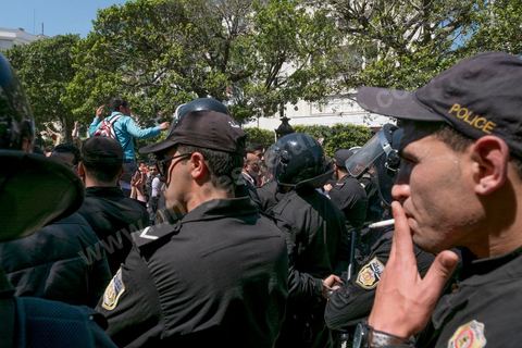 13 et 14 avril 2017 : manifestation des étudiants en droit sur l'avenue Habib Bourguiba. En grève depuis plusieurs jours, les étudiants en droit sont rejoints, le 14 avril, par ceux des autres universités pour une grève générale annoncée par l'UGET, le principal syndicat étudiant et ce afin de dénoncer des "violences policières" qui ont eu lieu mardi lors d'une manifestation des étudiants en droit à La Kasbah.Cette décision est le résultat d'une série d’événements qui ont éclaté après que le ministère de la Justice et la présidence du gouvernement ont émis un décret (345) selon lequel seuls les étudiants titulaires d’un master peuvent passer le concours national pour accéder à l'Institut Supérieur de la Magistrature (ISM). Les forces de sécurité tunisiennes ont interdit, vendredi, à des centaines d'étudiants des facultés de droit, l'accès au siège du ministère de l'Intérieur, lors d'une manifestation organisée à l’avenue Habib Bourguiba, au centre de la capitale, Tunis. Les protestataires exigent du ministère de la Justice l’annulation de mesures réglementant l'entrée à l'Institut Supérieur de la Magistrature.