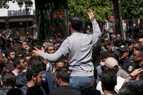 13 et 14 avril 2017 : manifestation des étudiants en droit sur l'avenue Habib Bourguiba. En grève depuis plusieurs jours, les étudiants en droit sont rejoints, le 14 avril, par ceux des autres universités pour une grève générale annoncée par l'UGET, le principal syndicat étudiant et ce afin de dénoncer des "violences policières" qui ont eu lieu mardi lors d'une manifestation des étudiants en droit à La Kasbah.Cette décision est le résultat d'une série d’événements qui ont éclaté après que le ministère de la Justice et la présidence du gouvernement ont émis un décret (345) selon lequel seuls les étudiants titulaires d’un master peuvent passer le concours national pour accéder à l'Institut Supérieur de la Magistrature (ISM). Les forces de sécurité tunisiennes ont interdit, vendredi, à des centaines d'étudiants des facultés de droit, l'accès au siège du ministère de l'Intérieur, lors d'une manifestation organisée à l’avenue Habib Bourguiba, au centre de la capitale, Tunis. Les protestataires exigent du ministère de la Justice l’annulation de mesures réglementant l'entrée à l'Institut Supérieur de la Magistrature.