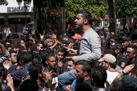 13 et 14 avril 2017 : manifestation des étudiants en droit sur l'avenue Habib Bourguiba. En grève depuis plusieurs jours, les étudiants en droit sont rejoints, le 14 avril, par ceux des autres universités pour une grève générale annoncée par l'UGET, le principal syndicat étudiant et ce afin de dénoncer des "violences policières" qui ont eu lieu mardi lors d'une manifestation des étudiants en droit à La Kasbah.Cette décision est le résultat d'une série d’événements qui ont éclaté après que le ministère de la Justice et la présidence du gouvernement ont émis un décret (345) selon lequel seuls les étudiants titulaires d’un master peuvent passer le concours national pour accéder à l'Institut Supérieur de la Magistrature (ISM). Les forces de sécurité tunisiennes ont interdit, vendredi, à des centaines d'étudiants des facultés de droit, l'accès au siège du ministère de l'Intérieur, lors d'une manifestation organisée à l’avenue Habib Bourguiba, au centre de la capitale, Tunis. Les protestataires exigent du ministère de la Justice l’annulation de mesures réglementant l'entrée à l'Institut Supérieur de la Magistrature.