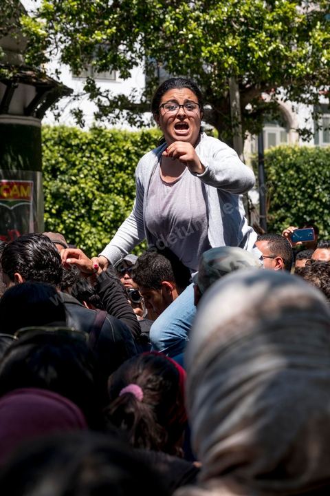 13 et 14 avril 2017 : manifestation des étudiants en droit sur l'avenue Habib Bourguiba. En grève depuis plusieurs jours, les étudiants en droit sont rejoints, le 14 avril, par ceux des autres universités pour une grève générale annoncée par l'UGET, le principal syndicat étudiant et ce afin de dénoncer des "violences policières" qui ont eu lieu mardi lors d'une manifestation des étudiants en droit à La Kasbah.Cette décision est le résultat d'une série d’événements qui ont éclaté après que le ministère de la Justice et la présidence du gouvernement ont émis un décret (345) selon lequel seuls les étudiants titulaires d’un master peuvent passer le concours national pour accéder à l'Institut Supérieur de la Magistrature (ISM). Les forces de sécurité tunisiennes ont interdit, vendredi, à des centaines d'étudiants des facultés de droit, l'accès au siège du ministère de l'Intérieur, lors d'une manifestation organisée à l’avenue Habib Bourguiba, au centre de la capitale, Tunis. Les protestataires exigent du ministère de la Justice l’annulation de mesures réglementant l'entrée à l'Institut Supérieur de la Magistrature.